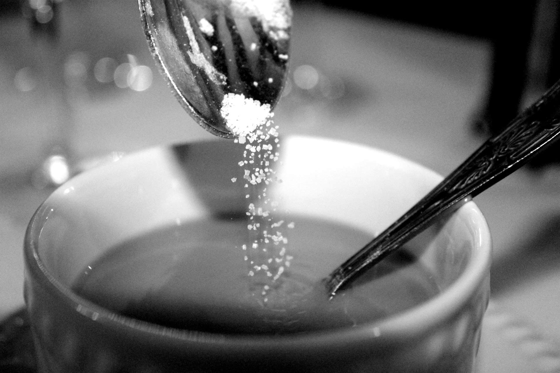 Калории чай с сахаром 3 ложки. Ложка сахара. Сахар черно белое. В чай ложки сахара. Чайная ложечка с сахаром.